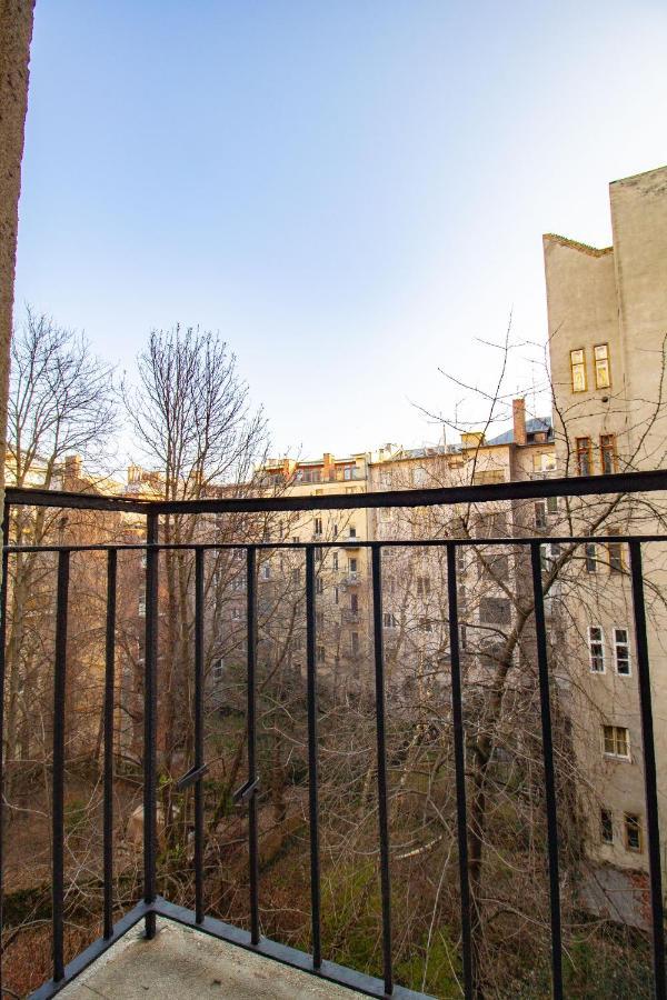 Small Paris Budapest Exteriör bild